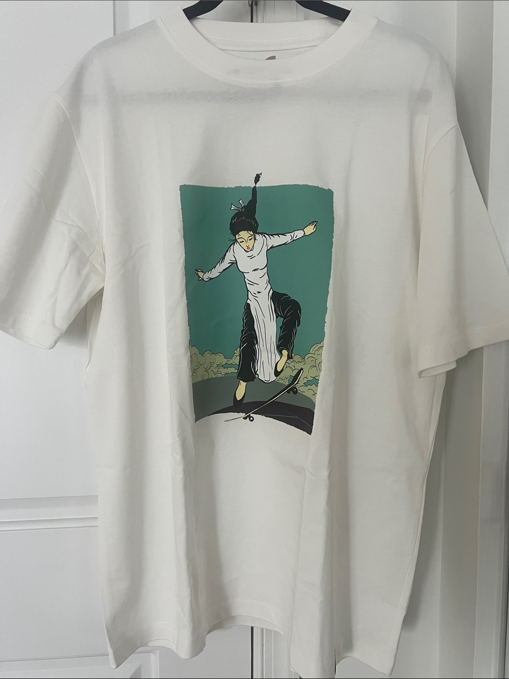 Tired City Ao Dai White Graphic Skate T-Shirt NWT